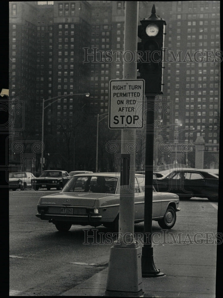 1973 Press Photo Right Turn Permitted sign Columbus Rd - RRW22657 - Historic Images