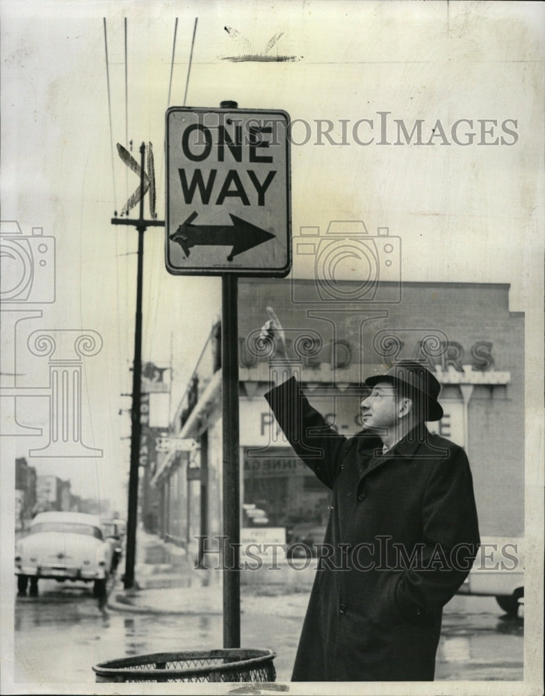 1960 Press Photo Hy Spiegel Street Sign Lawrence Talman - RRW22663