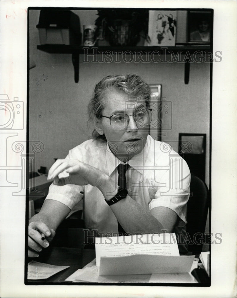 1992 Press Photo Pat Foster Office Association Mary Ann - RRW22687 - Historic Images