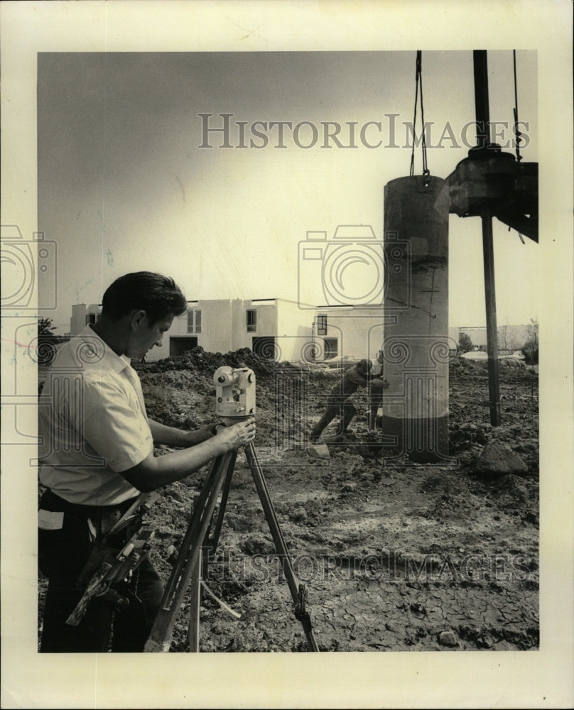1972 Press Photo Surveyor Check Guide Inch Diameter - RRW22745 - Historic Images