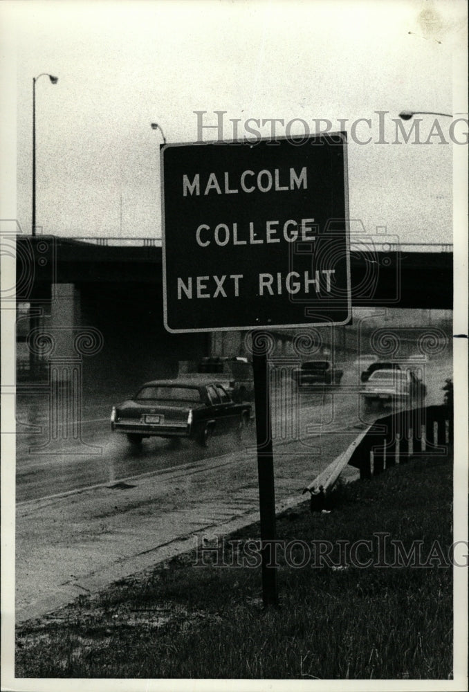 1978 Press Photo Malcolm X College sign Highway people - RRW22783 - Historic Images