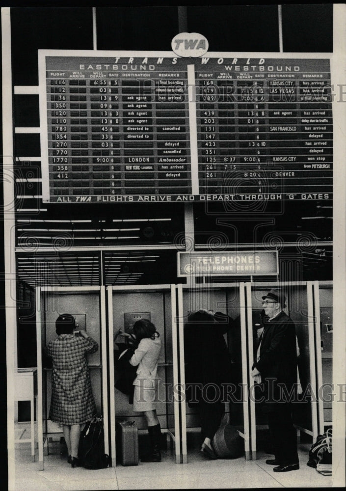 1972 Press Photo TWA plane Bomb Airport Security Phone - RRW22793 - Historic Images