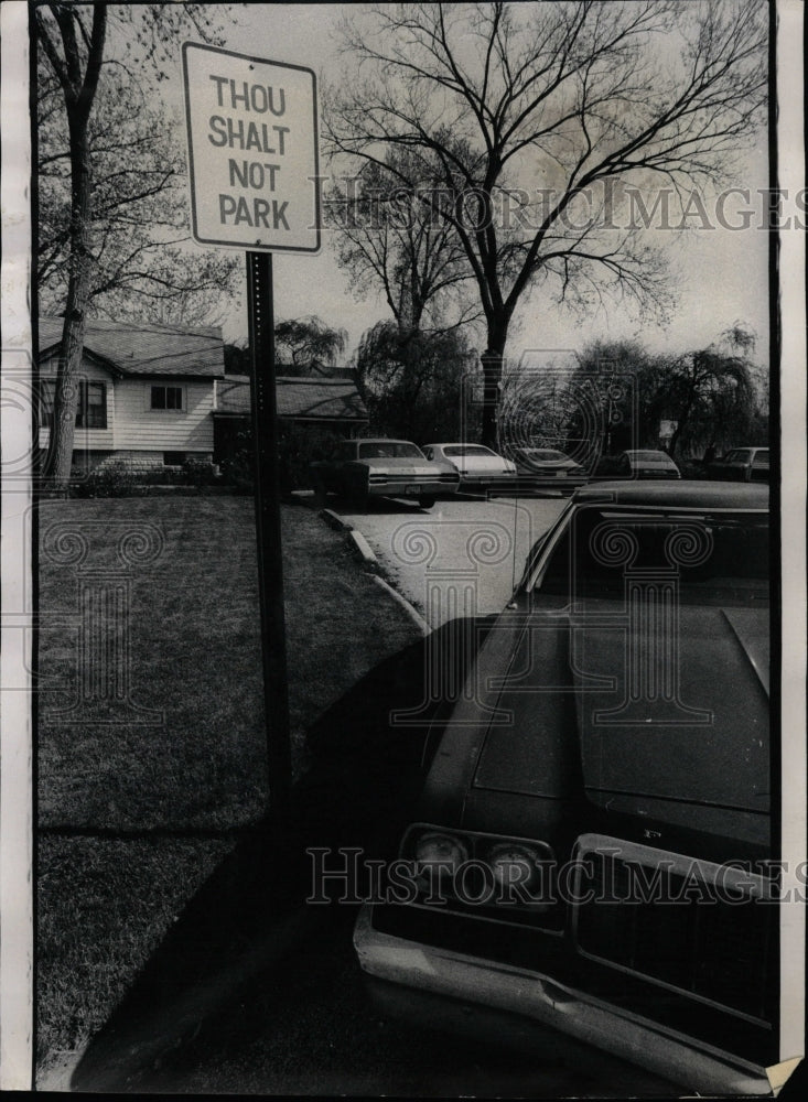 1975 Press Photo Parking Sign At Indiana Temple - RRW22795 - Historic Images