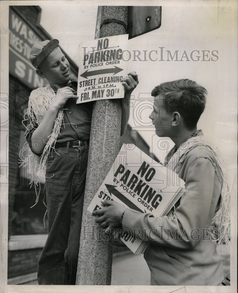 1952 Press Photo Back Yards council School Kids Sign - RRW22815 - Historic Images