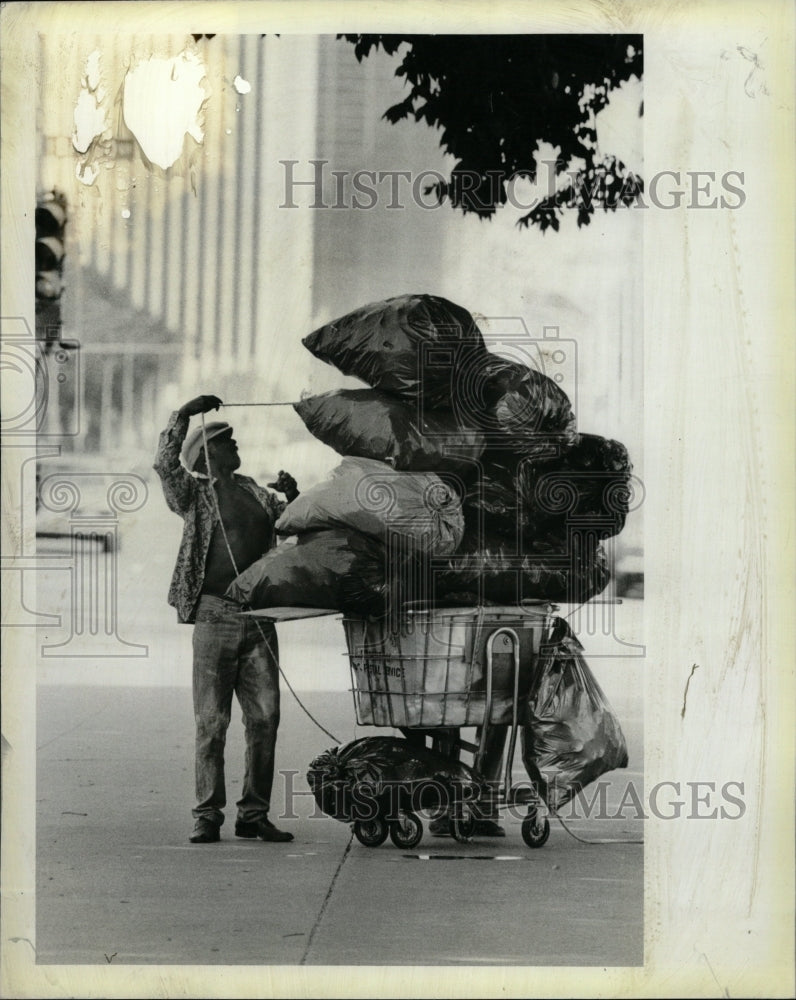 1983 Press Photo Bobby Horton&#39;s Cart of Aluminum. - RRW22817 - Historic Images