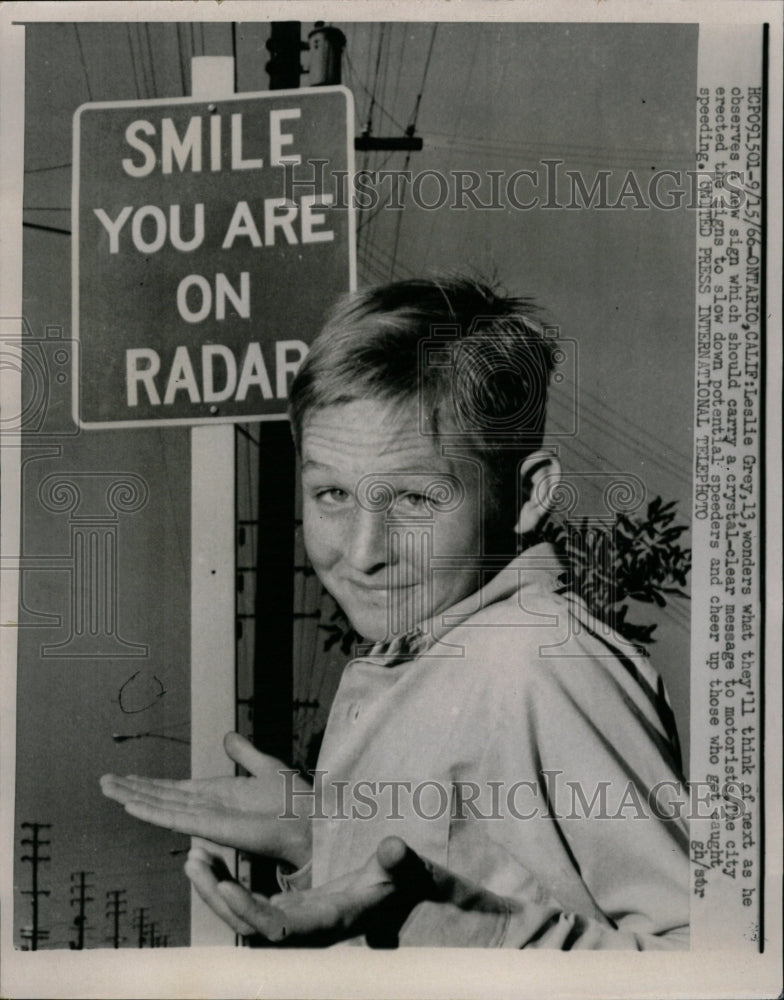 1966 Press Photo Leslie Grey Message Mototola Crystal - RRW22823 - Historic Images