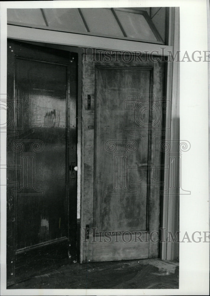 1993 Press Photo Davis Park Fieldhouse Cluttered sign - RRW22833 - Historic Images