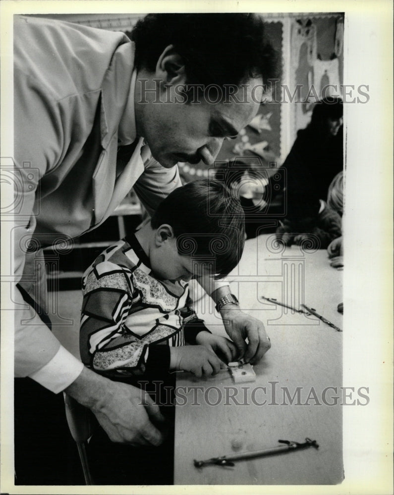 1987 Press Photo Dentist Jeffrey Green Kindergartner - RRW22843 - Historic Images