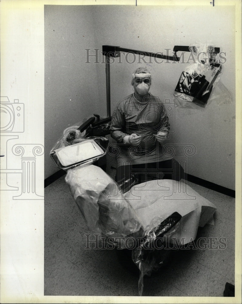 1987 Press Photo Dental Student Preparing To Work - RRW22849 - Historic Images