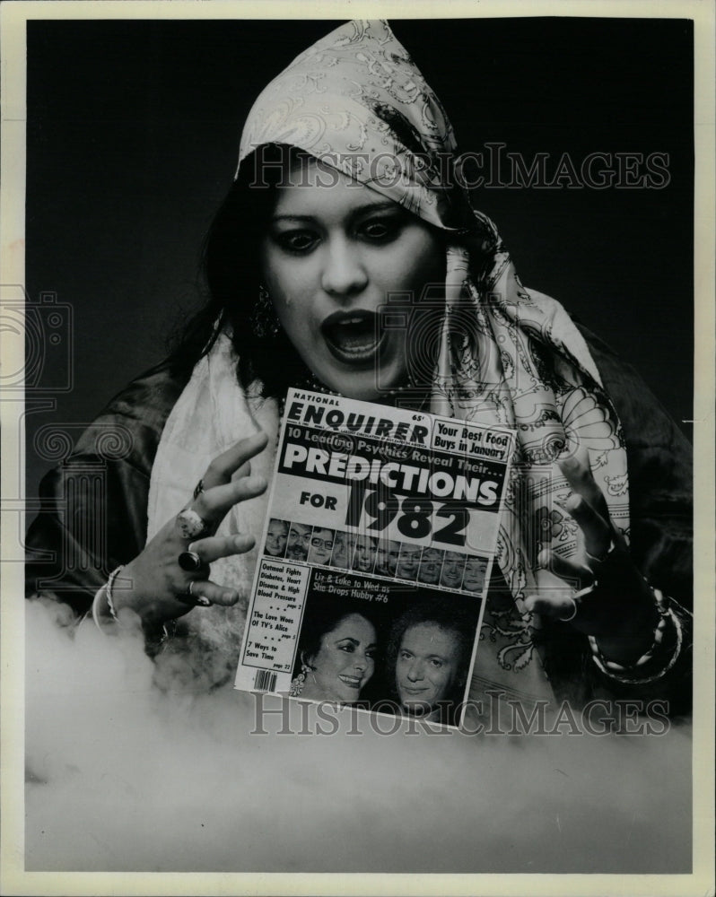 1983 Press Photo Crystal-ball gazers Tabloids Pretty - RRW22865 - Historic Images