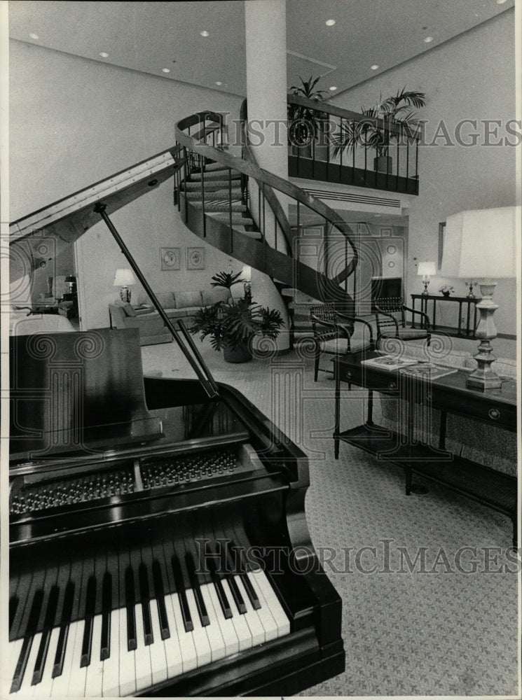 1978 Press Photo Graceful stairway winds Living Room - RRW22953 - Historic Images