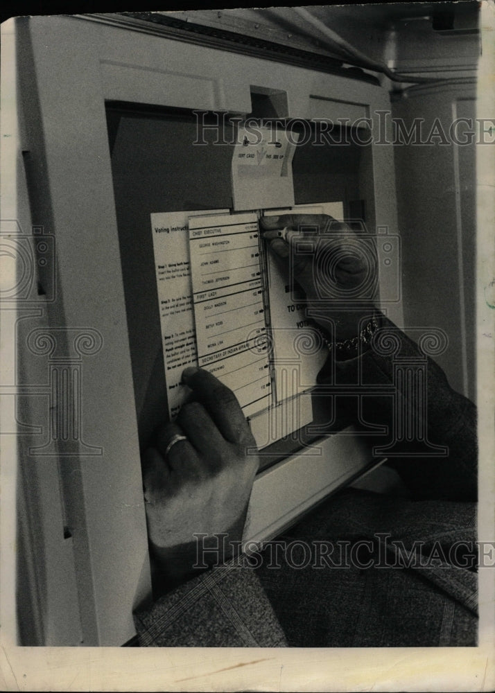 1976 Press Photo Clerk Stanley Kusper voting device - RRW22987 - Historic Images