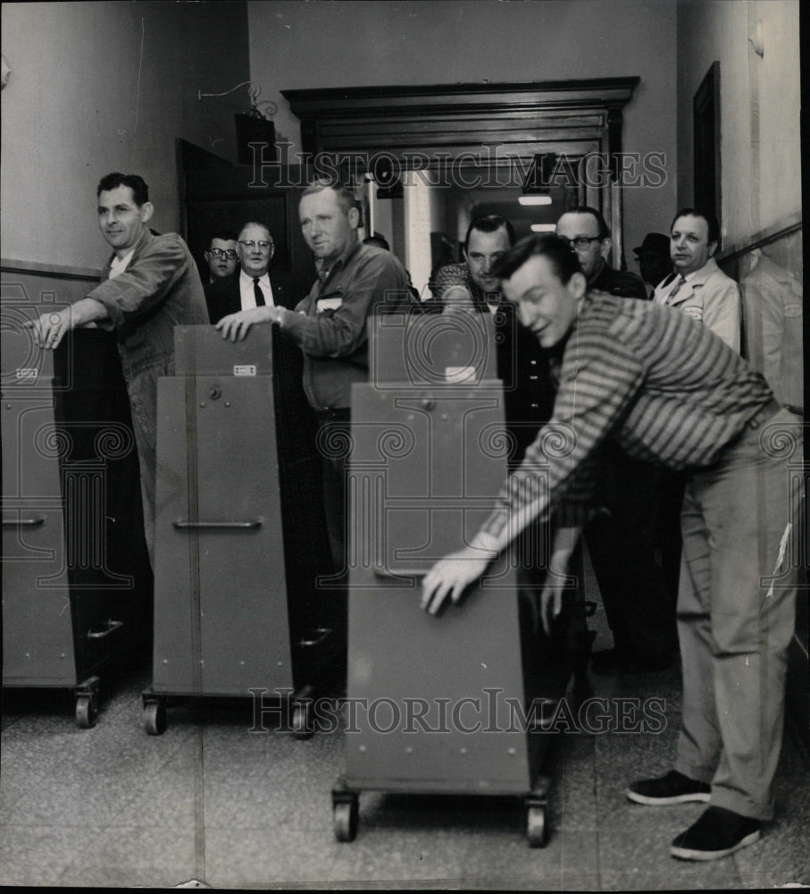 1961 Press Photo Movers wait country building corridor - RRW22995 - Historic Images