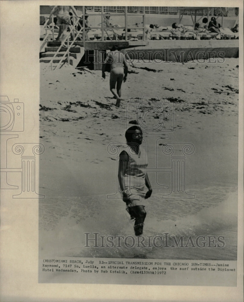 1972 Press Photo Janine Raymond enjoys surfing. - RRW23017 - Historic Images