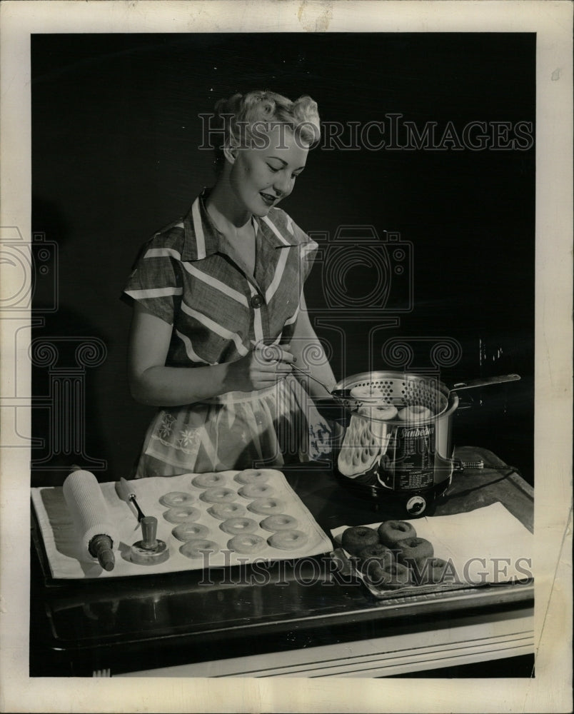 1952 Press Photo New Combination of Cooker and Fryer. - RRW23107 - Historic Images