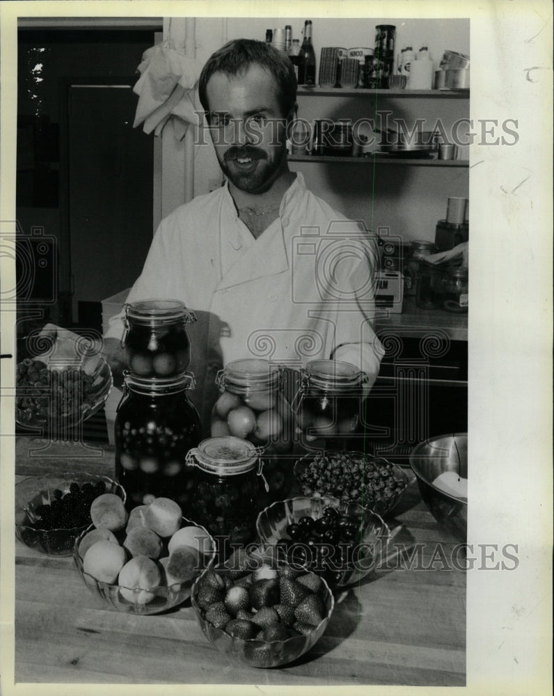 1983 Press Photo Kevin Marsh Zambrana Alcohol Soak Soft - RRW23155 - Historic Images