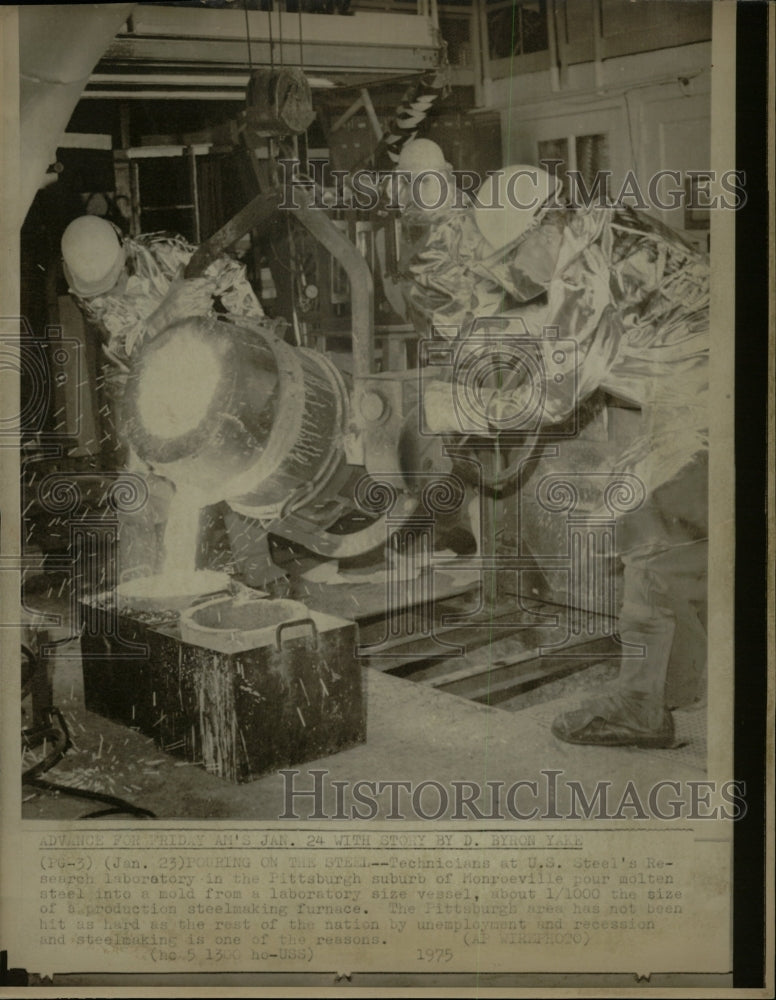 1975 Press Photo Pouring Steel Technicians US Vessel - RRW23169 - Historic Images