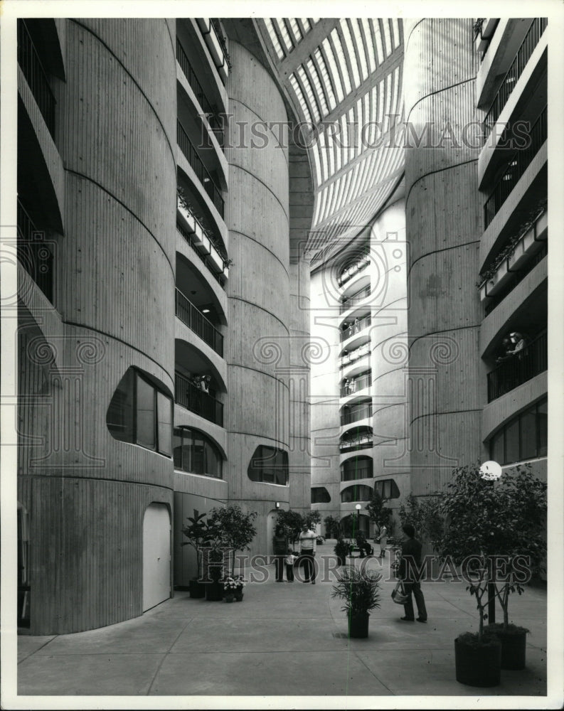 Press Photo River Road Atrium Bruce Mitzit Photographer - RRW23273 - Historic Images