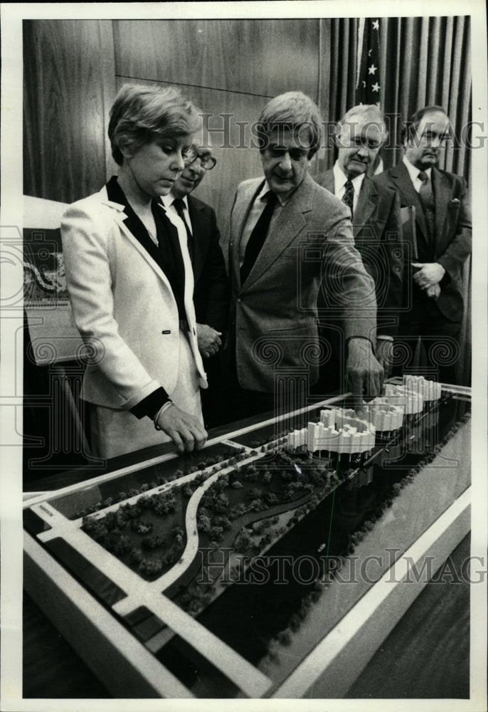 1980 Press Photo Edward Ross River City Project Press - RRW23283 - Historic Images