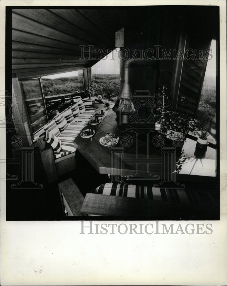 1981 Press Photo Dinning Room View Seat Hearth Space - RRW23329 - Historic Images