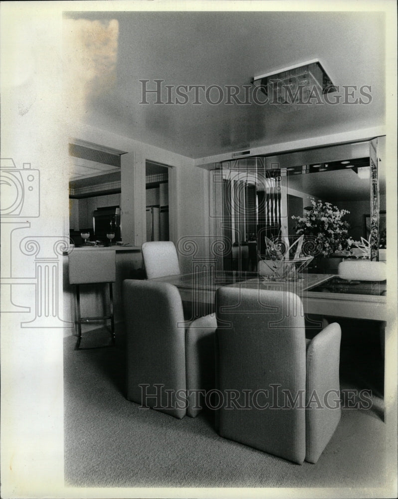 1982 Press Photo Silk flowers showcase dining area wall - RRW23373 - Historic Images