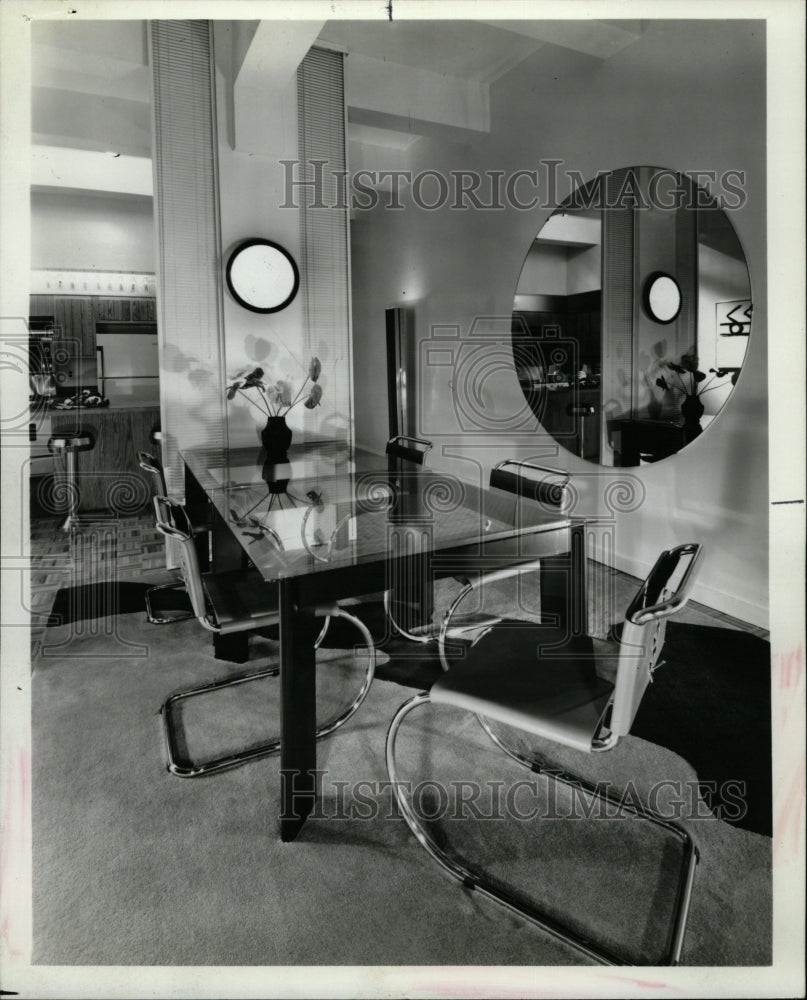 1982 Press Photo Metal slat type blinds dining room set - RRW23375 - Historic Images