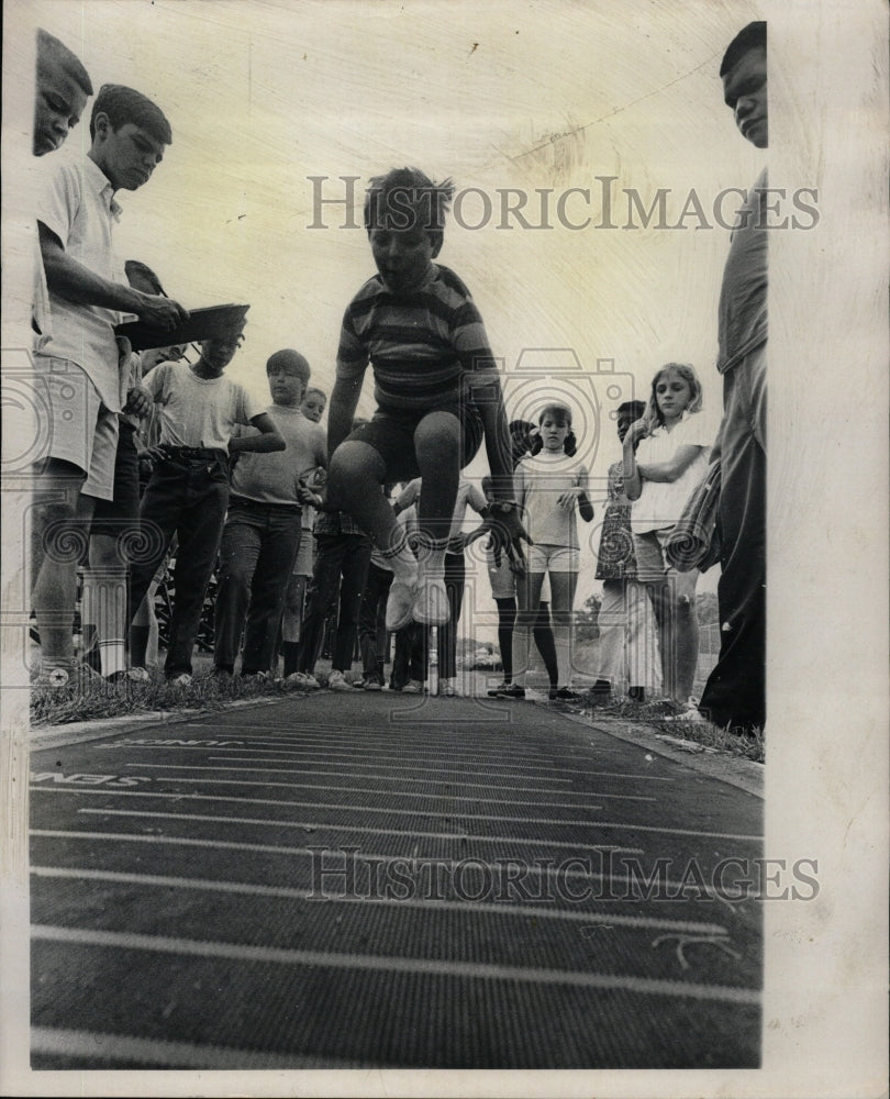 1969 Press Photo Kieth Litton May wood old bracket win - RRW23405 - Historic Images