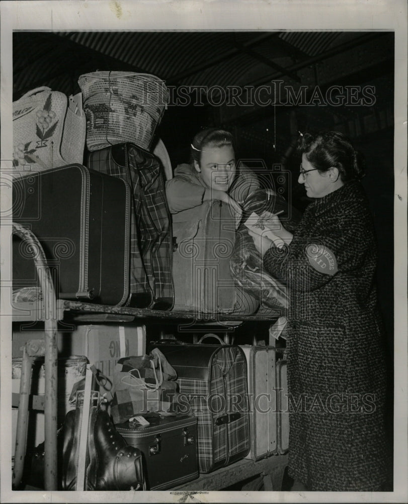 1958 Press Photo Mary Huber Los Angeles Aid Worker - RRW23433 - Historic Images