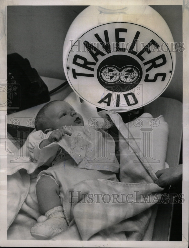 1961 Press Photo Betty Lou Martin airline strike baby - RRW23435 - Historic Images