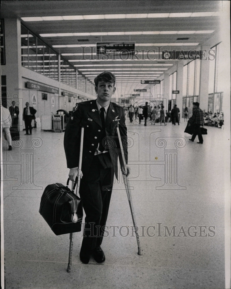 1970 Press Photo Military serviceman O&#39;Hare Airport see - RRW23443 - Historic Images