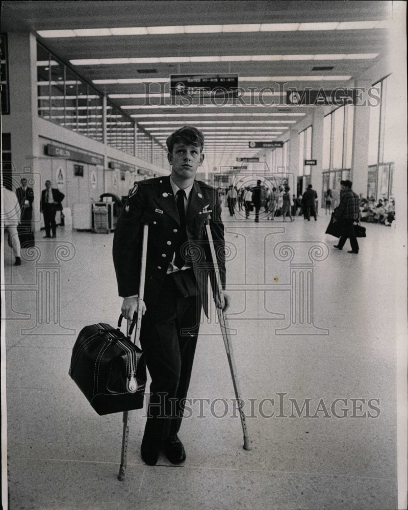1970 Press Photo Military serviceman O'Hare Airport see - RRW23443 - Historic Images