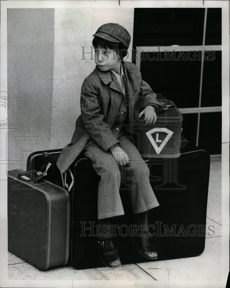 1975 Press Photo child play Hare Airport Young Traveler - RRW23465 - Historic Images