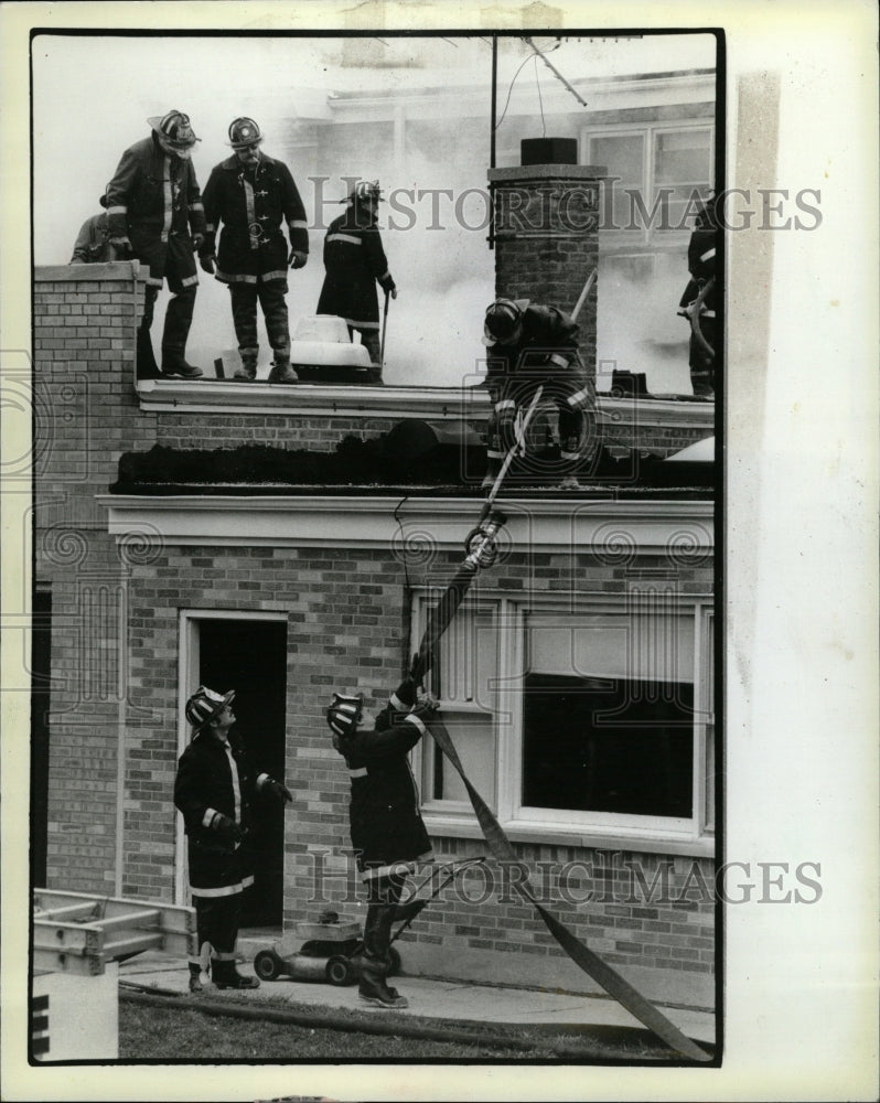 1983 Press Photo Stubborn Blaze Firefighters Ellmwood - RRW23483 - Historic Images