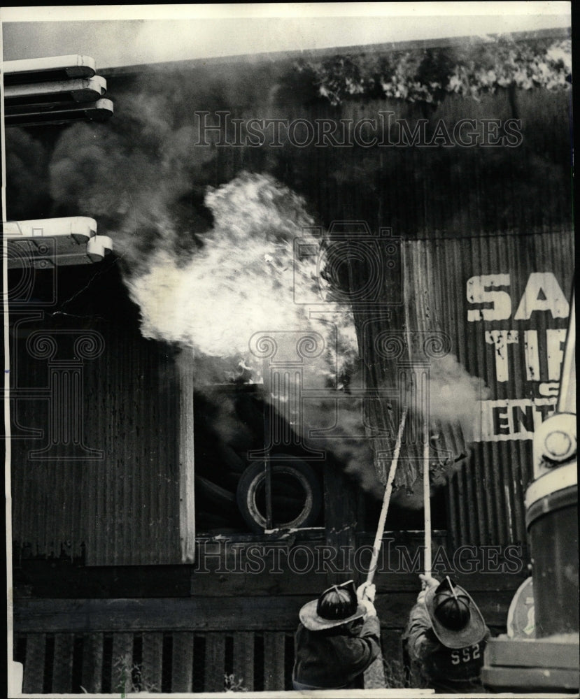 1966 Press Photo Al Sax Tire Company Warehouse Fire - RRW23501 - Historic Images
