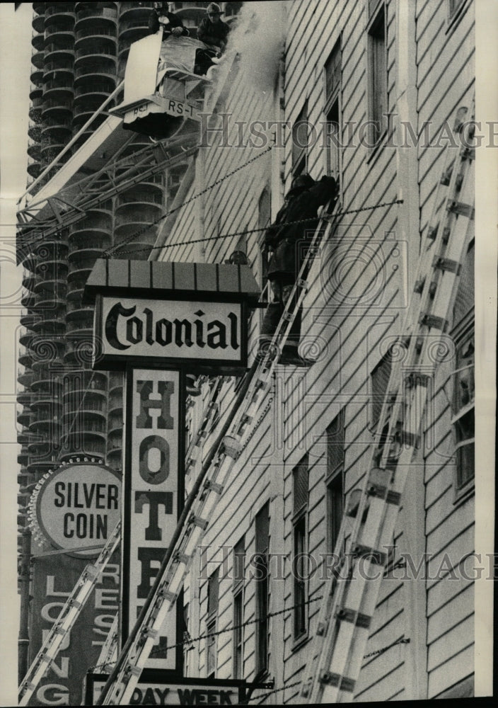 1975 Press Photo Colonial Hotel Resident Fire Chicago - RRW23509 - Historic Images