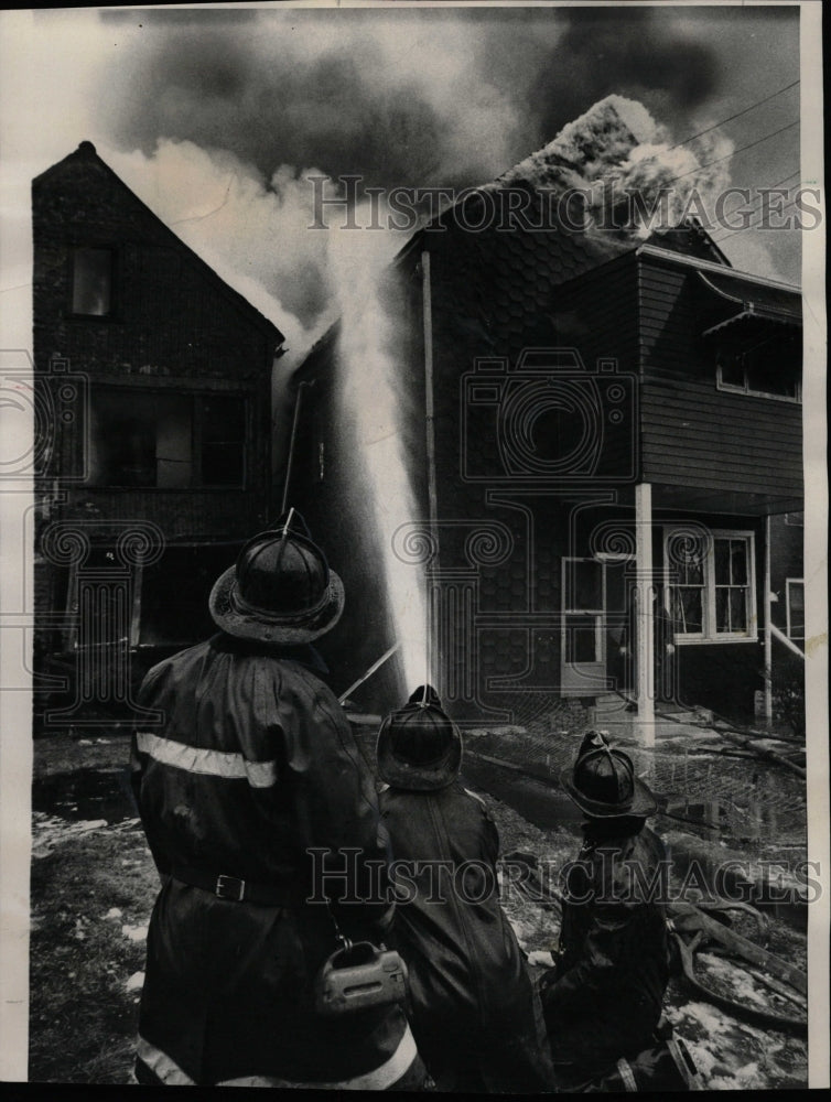 1974 Press Photo Keeler firefighters battle home block - RRW23515 - Historic Images