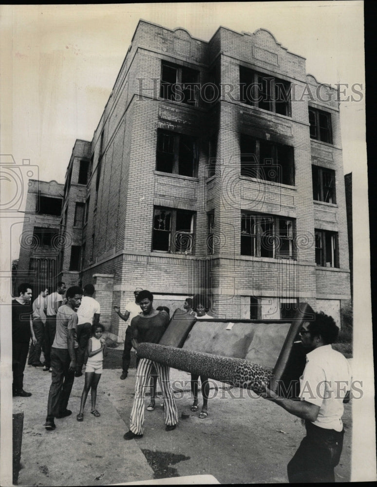 1971 Press Photo Fire survivors Spaulding salvage flame - RRW23541 - Historic Images