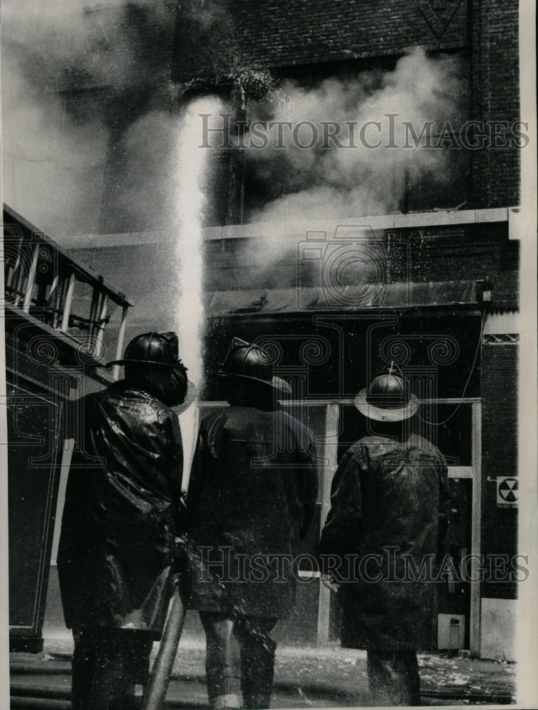 1970 Press Photo Residential Building Fire Chicago Area - RRW23545 - Historic Images