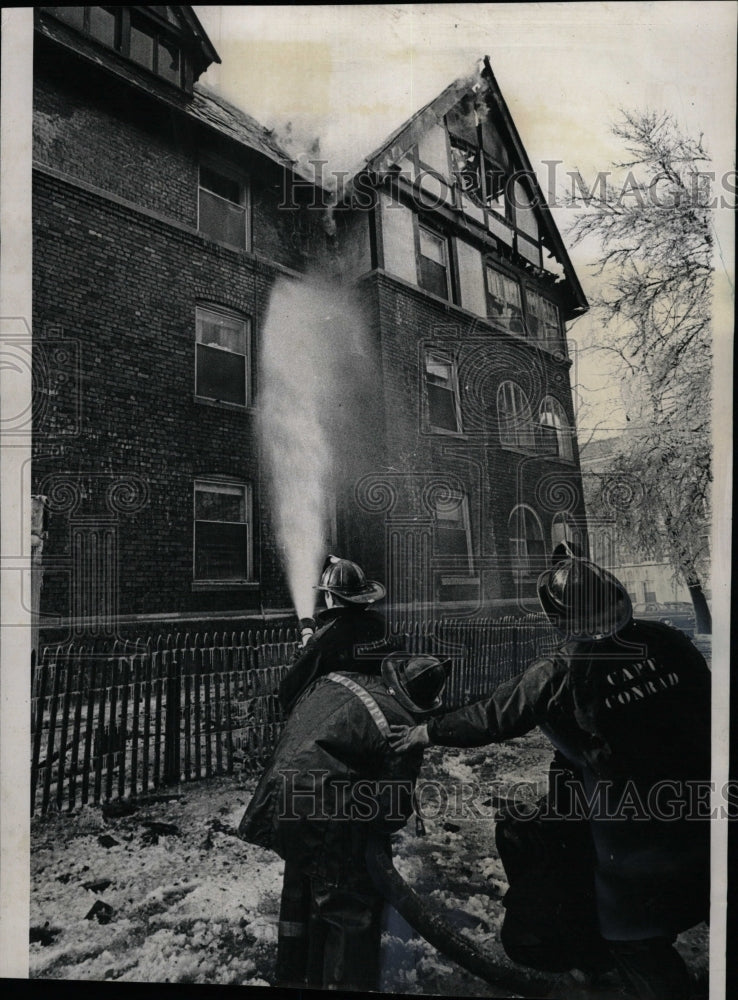 1970 Press Photo Fire in a four-story building. - RRW23561 - Historic Images