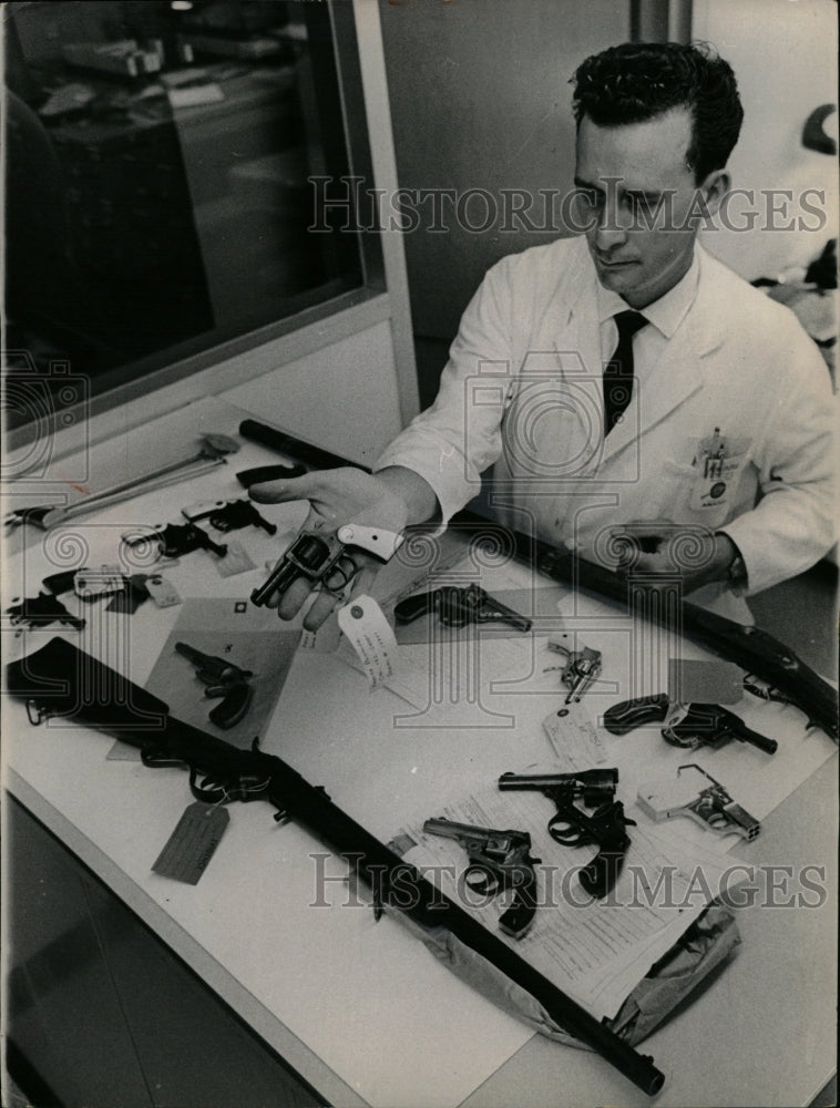 1968 Press Photo Vincent Lomoro Chicago Fire Arm Muzzle - RRW23609 - Historic Images