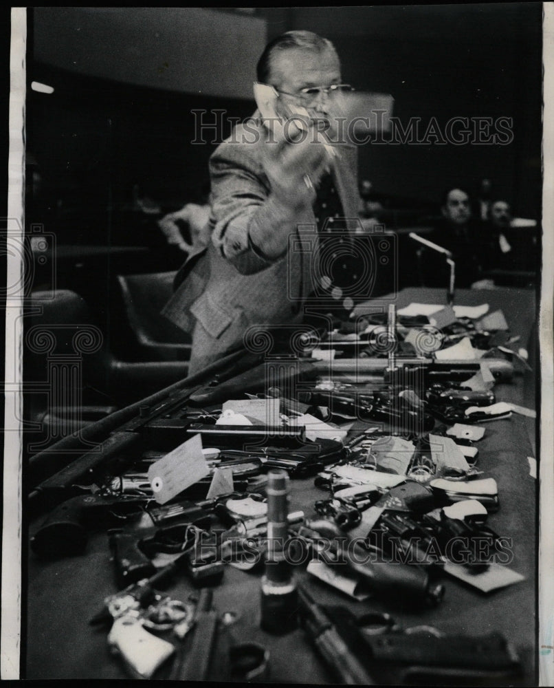 1974 Press Photo Gun Bounty Hearings Firearm Confiscate - RRW23623 - Historic Images