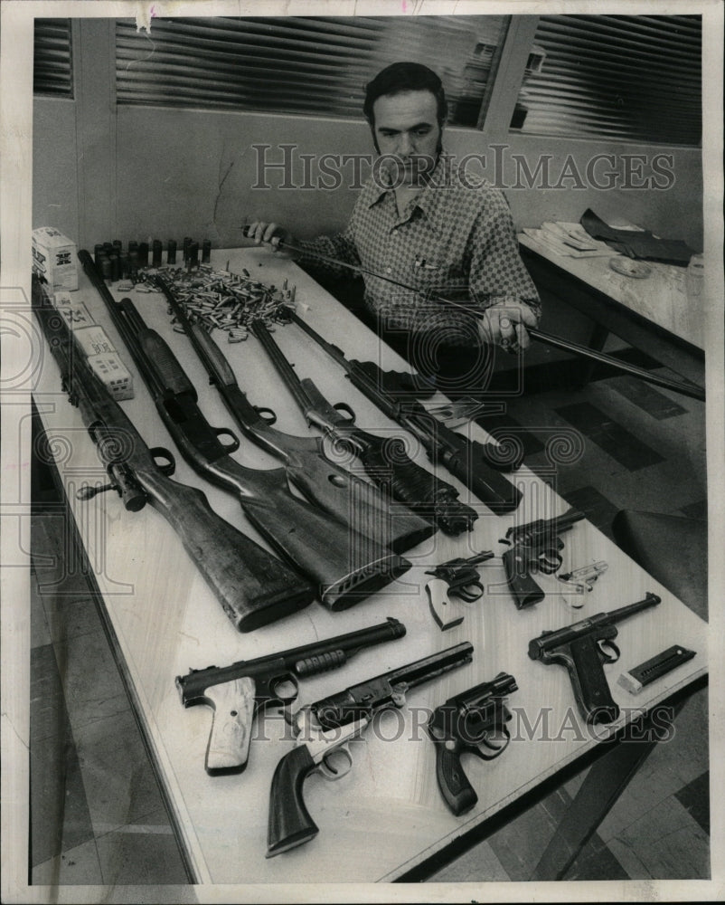 1975 Press Photo Investigator Thomas Finely Gun Cache - RRW23637 - Historic Images