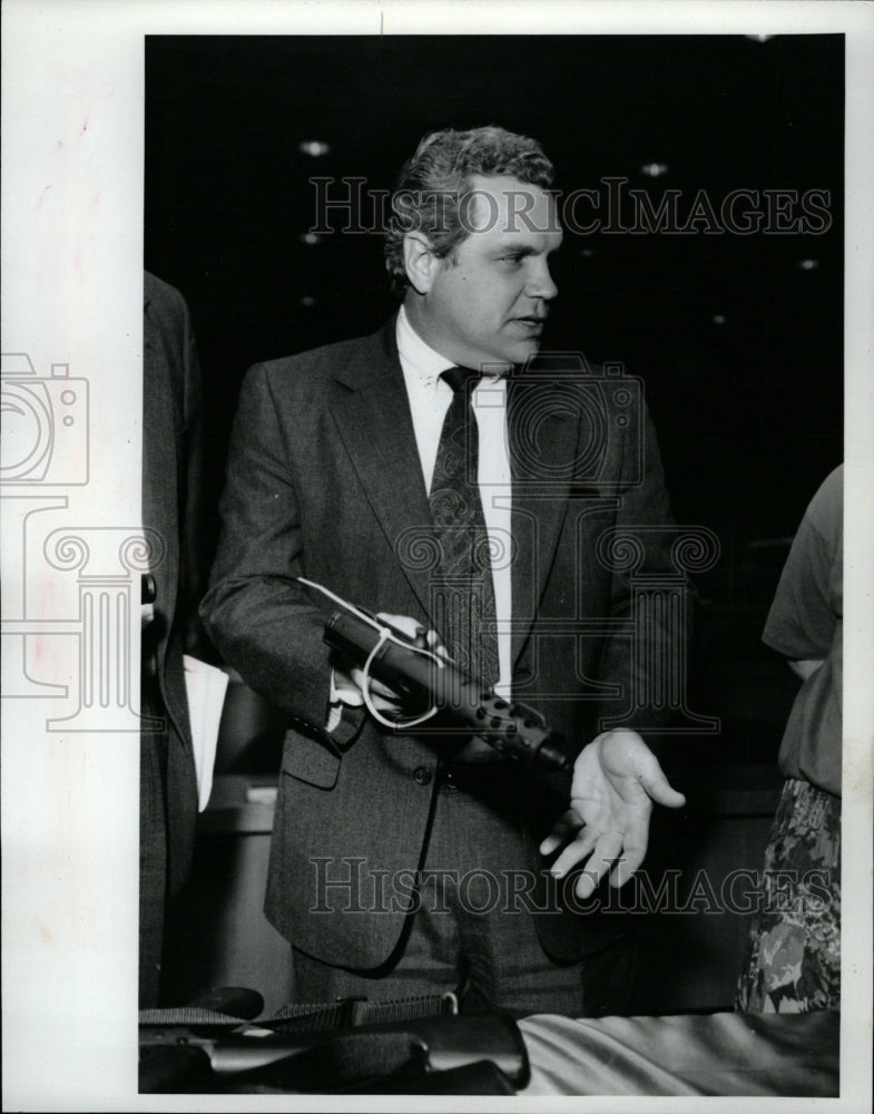 1991 Press Photo FIREARMS CATCHES DEXTER LEHTINEN - RRW23639 - Historic Images