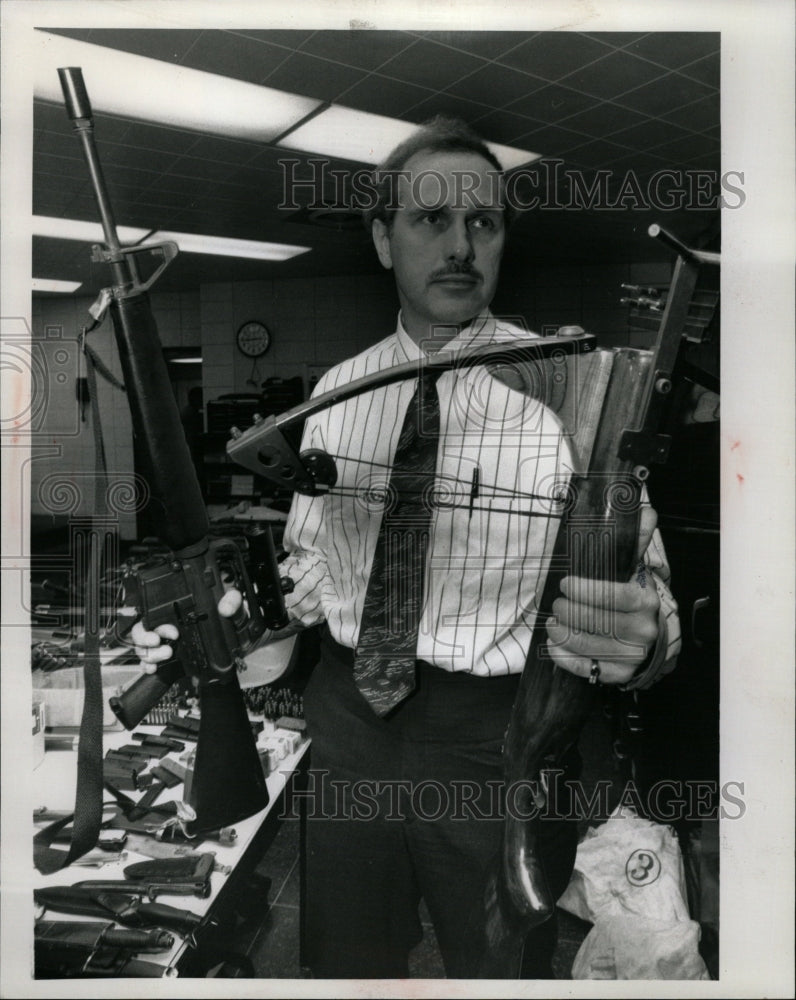 1989 Press Photo Captain Ronald Jablon Rifle Cross Bow - RRW23641 - Historic Images