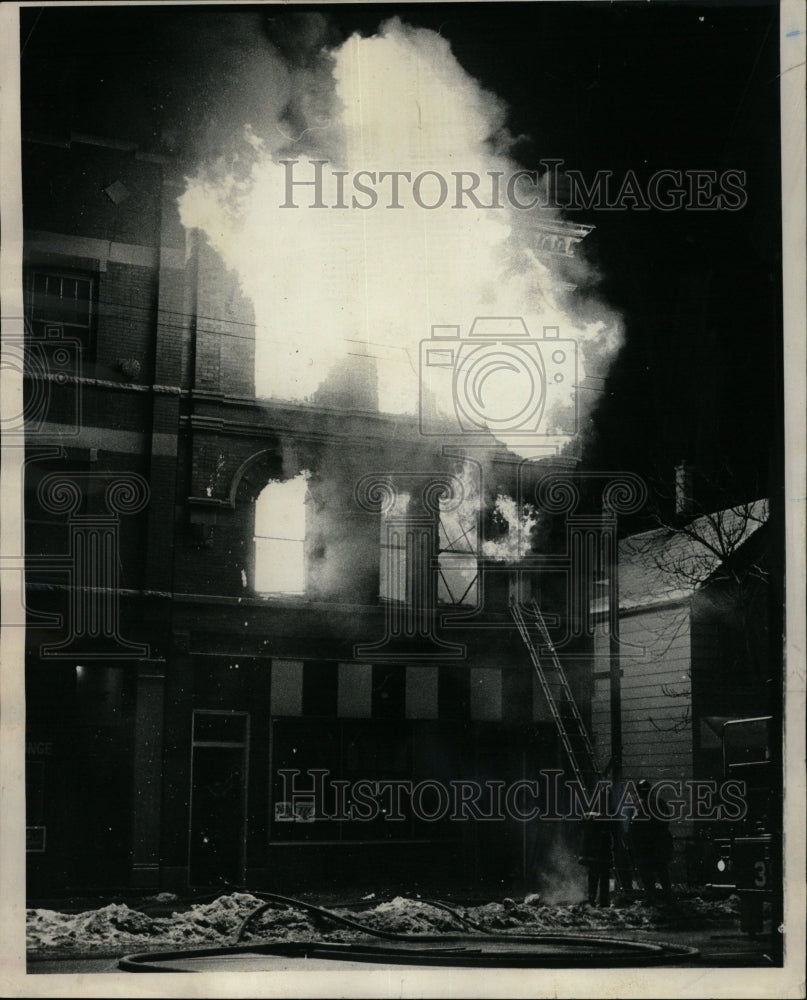 1976 Press Photo Fireman Building Water Frozen Hydrant - RRW23647 - Historic Images