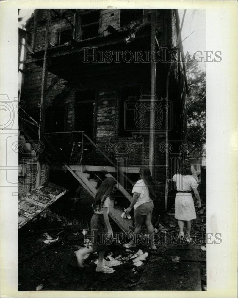 1984 Press Photo Scene Fire Child Died Morning Rubble - RRW23675 - Historic Images