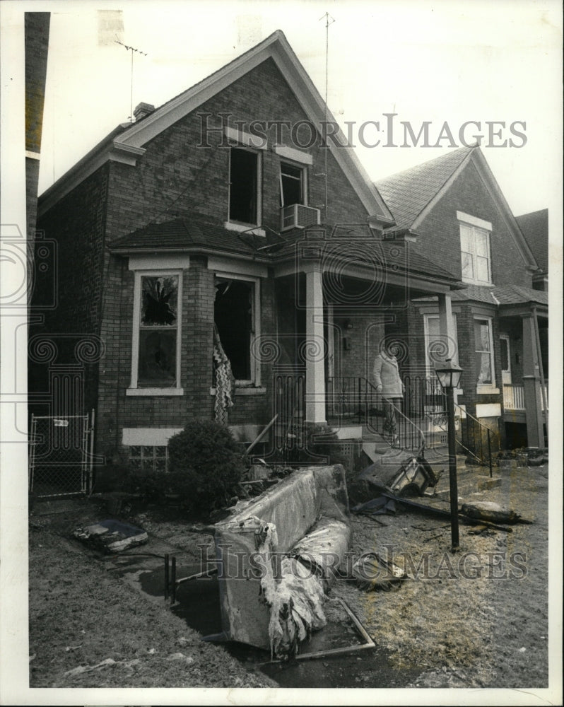 1981 Press Photo Damaged Furniture John Ronnette Beaver - RRW23691 - Historic Images