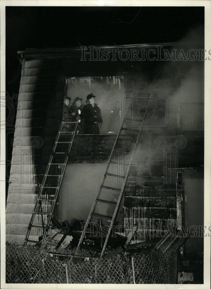 1981 Press Photo Firefighters inspect Kildare fires - RRW23693 - Historic Images