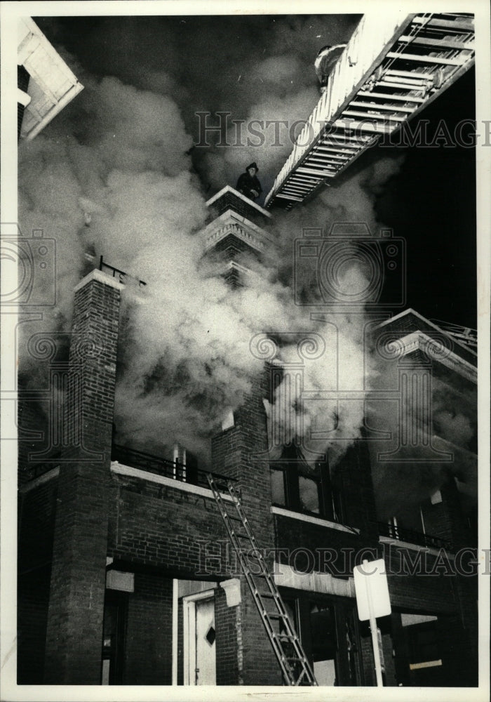 1981 Press Photo Firefighters Friday evening apartment - RRW23695 - Historic Images