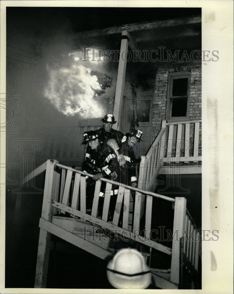 1985 Press Photo Fire Fighters Montrose Flame Window - RRW23707 - Historic Images